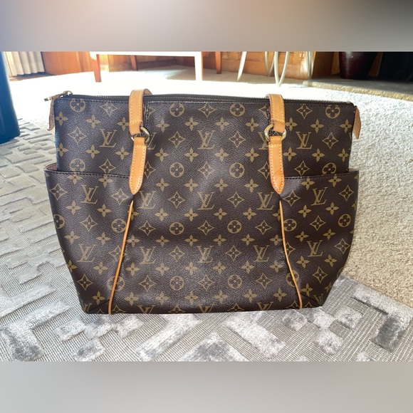 Louis Vuitton Handbags - Louis Vuitton Authentic Tote